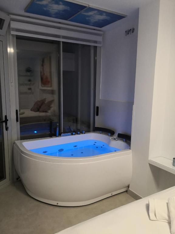 Bañera de hidromasaje iluminada en Blue Horizon