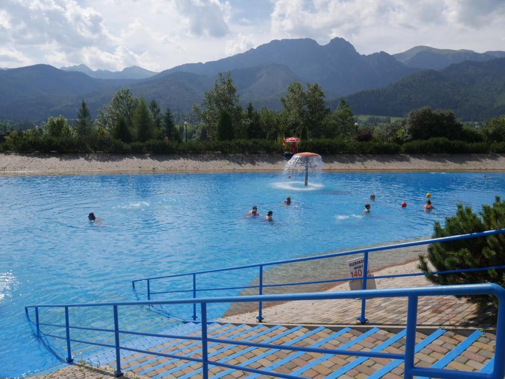 Bazén v ubytovaní Apartament Przy Stoku - Polana Szymoszkowa Ski Resort alebo v jeho blízkosti