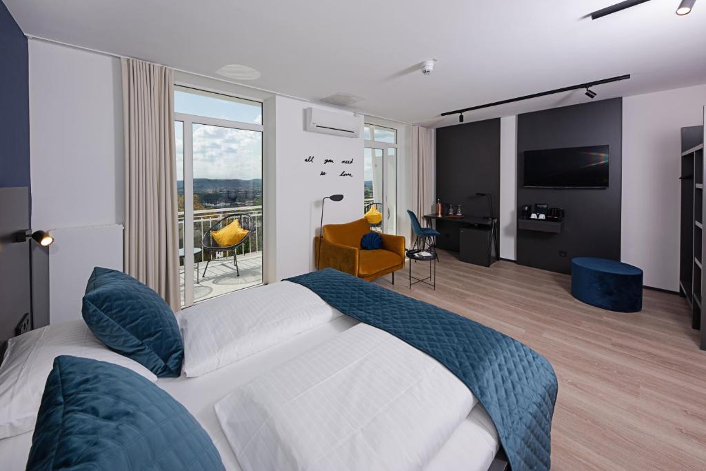 1 dormitorio con 1 cama grande y sala de estar en Schlossberg Hotel Homburg, en Homburg
