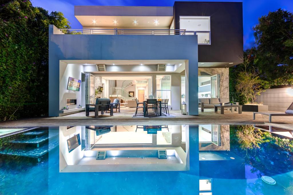 uma casa com uma piscina em frente em Drexel Villa em Los Angeles