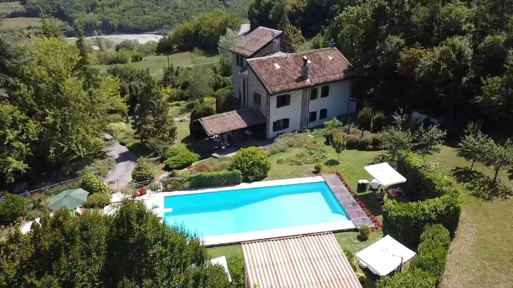 vista aerea di una casa con piscina di Villa le Noci a Bettola