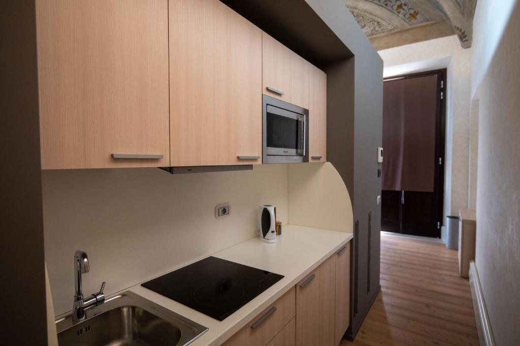Kuchyňa alebo kuchynka v ubytovaní Le Residenze di Mantova