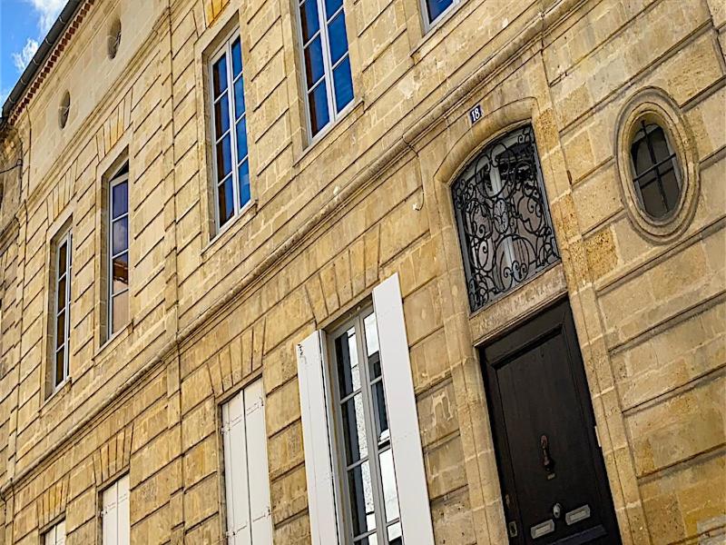 - un bâtiment en briques avec une porte et des fenêtres noires dans l'établissement La Bastide Loft Cosy proche Bordeaux et St-Emilion !, à Libourne