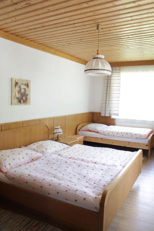 Una cama o camas en una habitación de Gasthof Zum heiligen Nikolaus