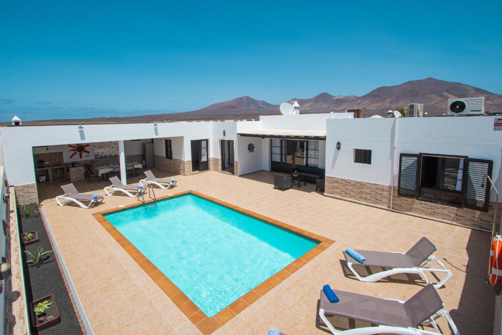uma piscina no telhado de uma casa em Villa Pancho em Playa Blanca