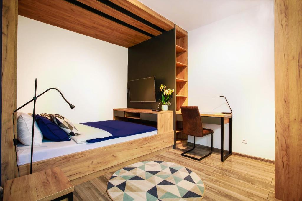 una camera con letto e scrivania di Apartament z ogrodem w centrum Limanowej a Limanowa