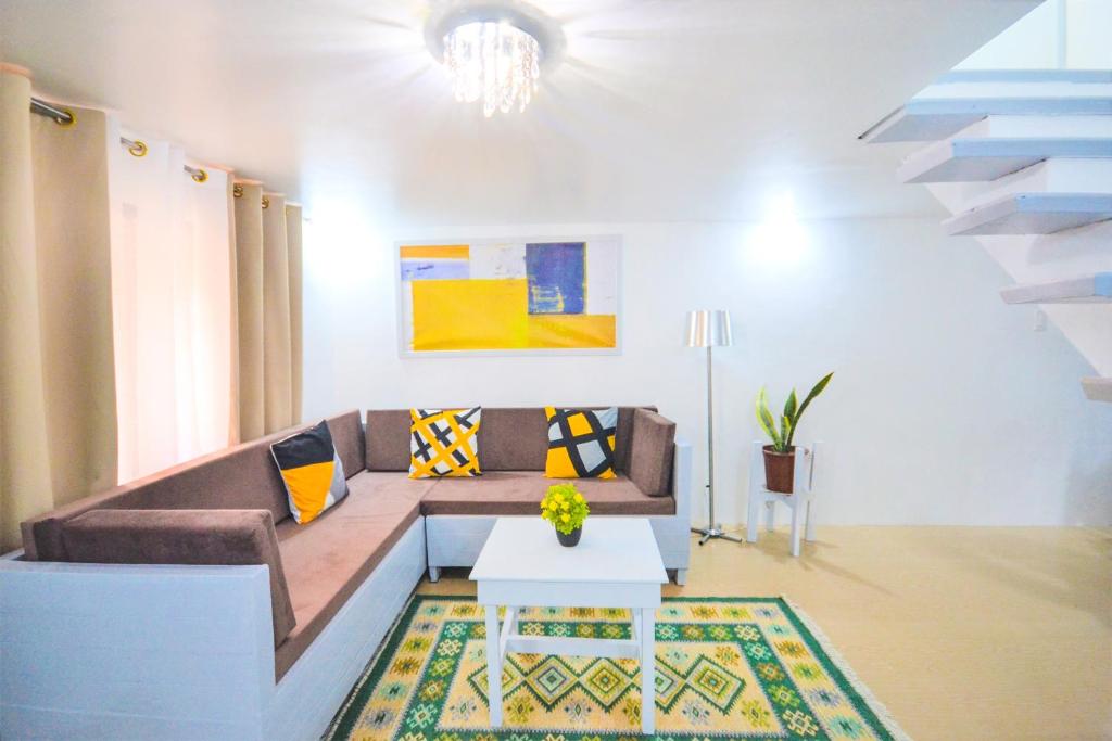 Charming Modern 2-Bedroom Apartment, Olongapo City Center