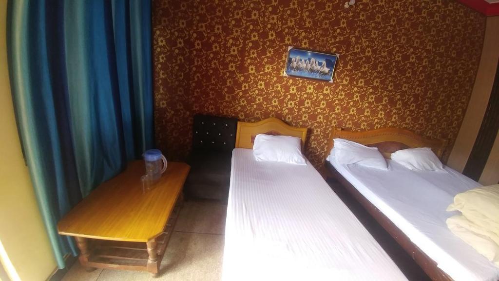 เตียงในห้องที่ Pandey Residency