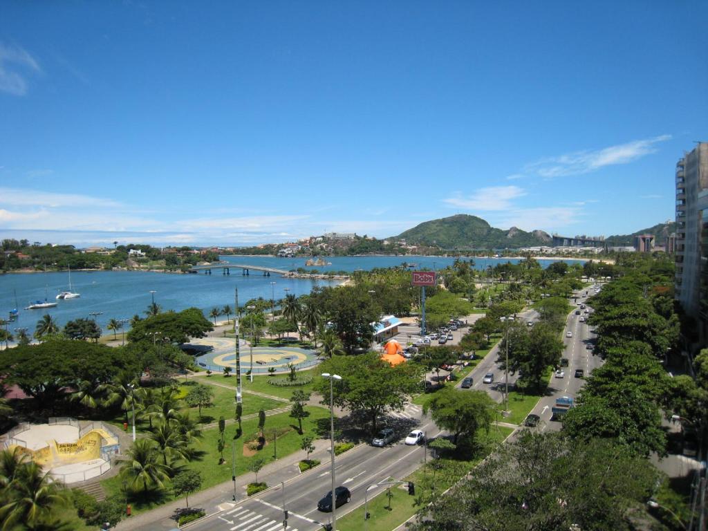 uma vista da cidade e do rio em ACONCHEGANTE QUARTO - PRAIA do CANTO em Vitória