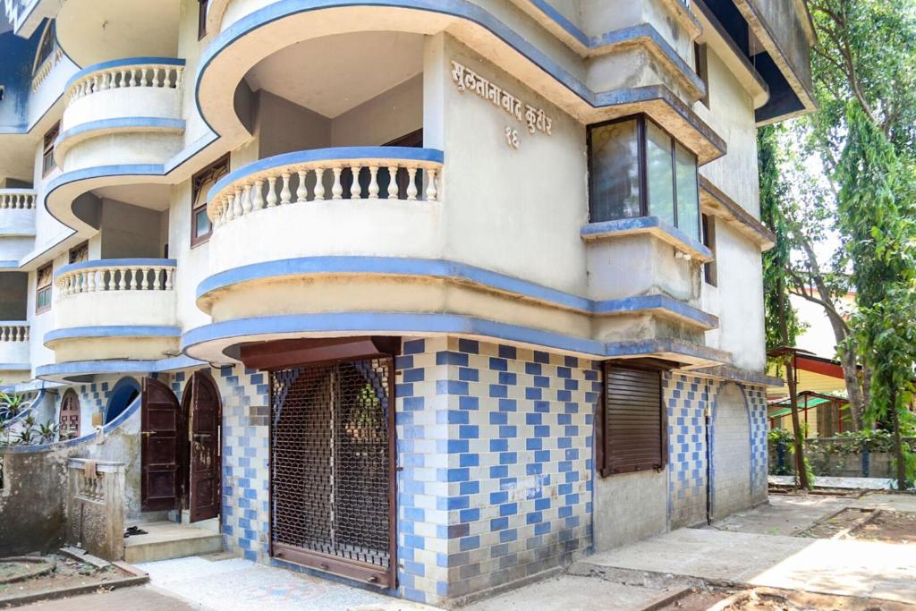 un edificio con azulejos azules y blancos. en Ronak Cottage, en Lonavala