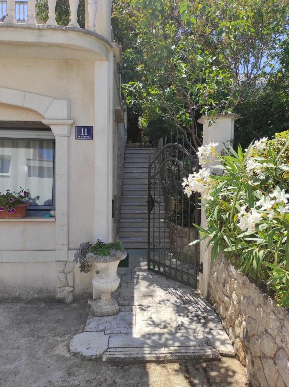 Vonkajšia záhrada v ubytovaní Villa Caroline