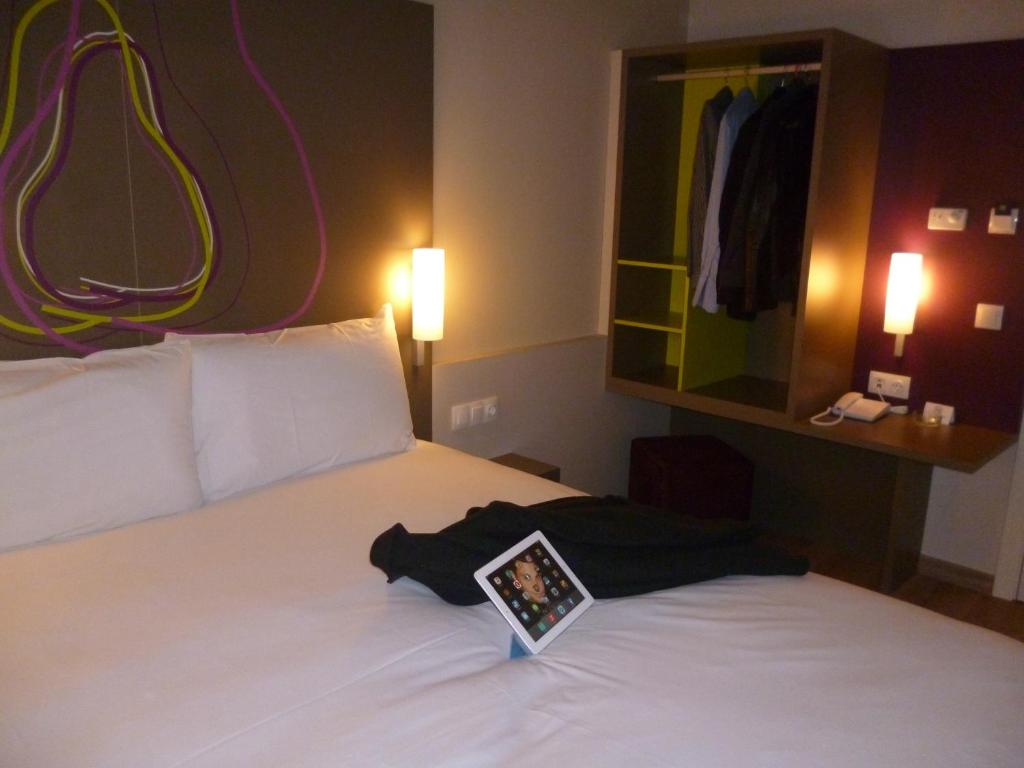 Postel nebo postele na pokoji v ubytování Hotel Ibis Styles Lleida Torrefarrera