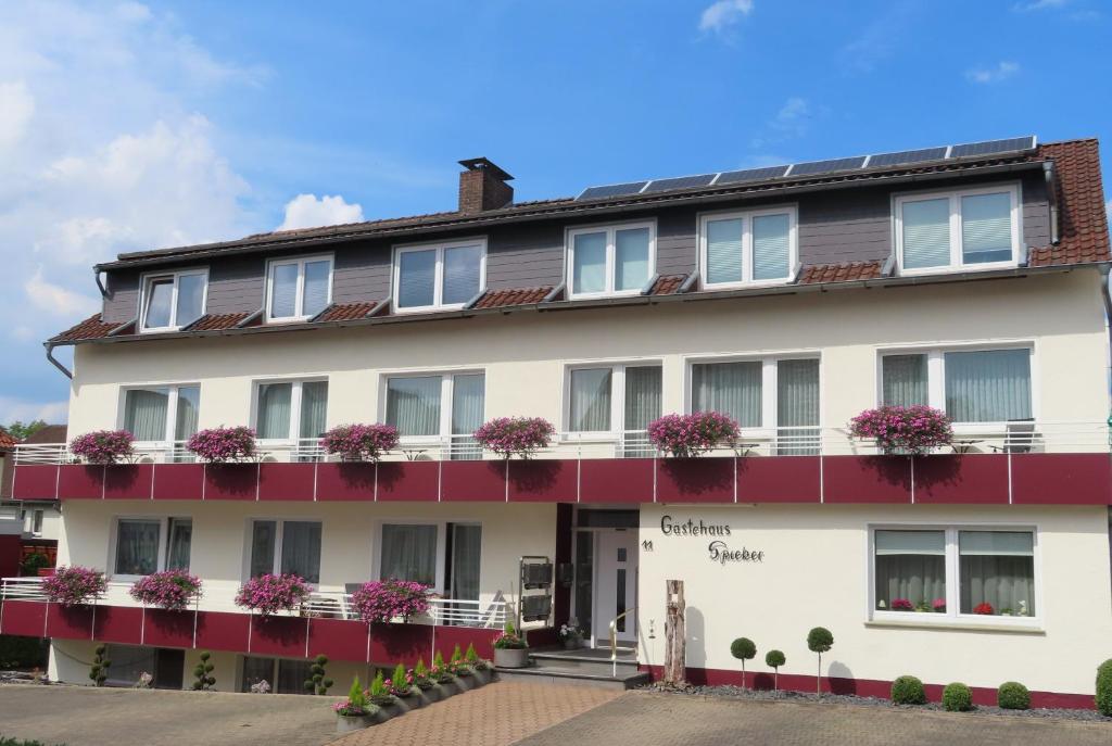 un edificio con flores en los balcones en Gästehaus Spieker, en Horn-Bad Meinberg