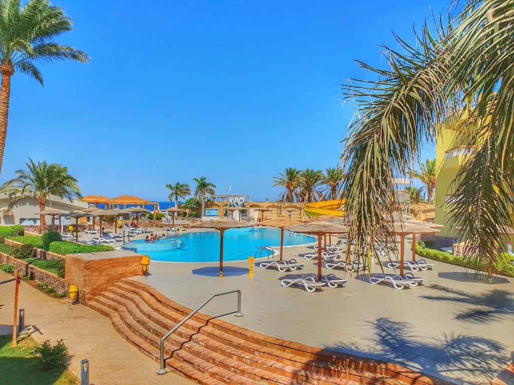 Bazén v ubytování Palm Beach Resort Families and Couples only nebo v jeho okolí