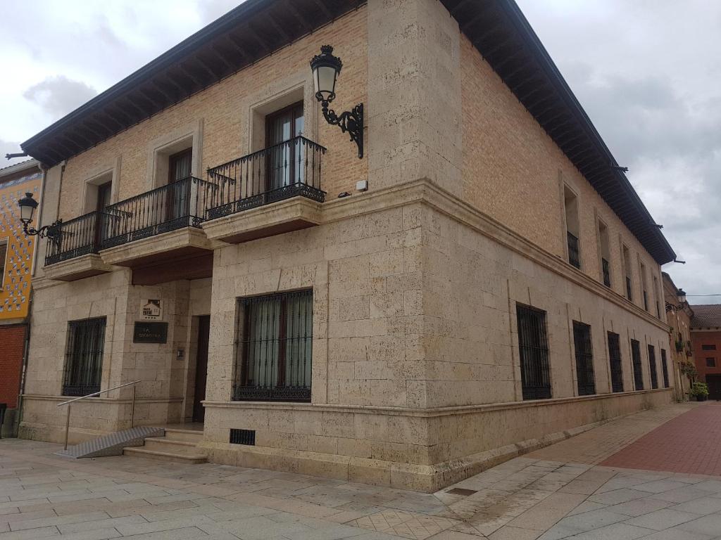 ein Gebäude mit einem Balkon auf der Seite in der Unterkunft La Sinagoga Casa Rural in Amusco