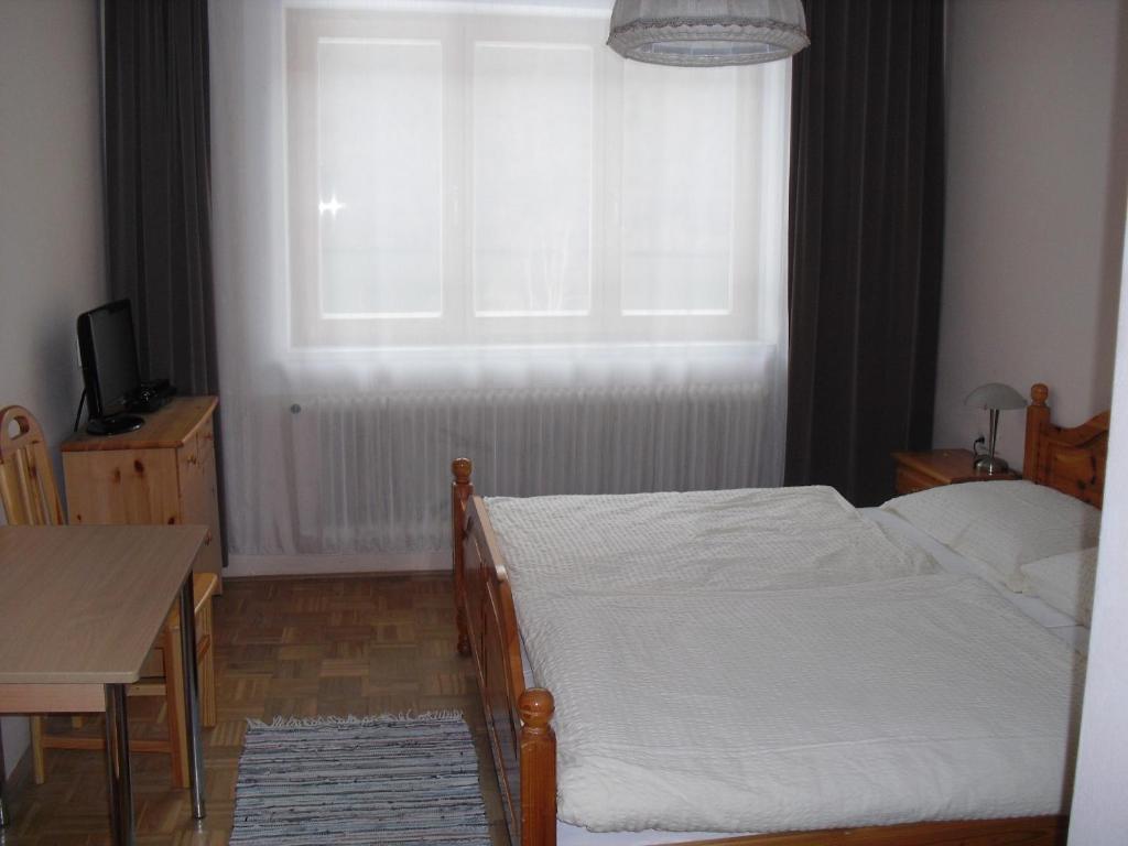 Una cama o camas en una habitación de Gasthof Zum heiligen Nikolaus