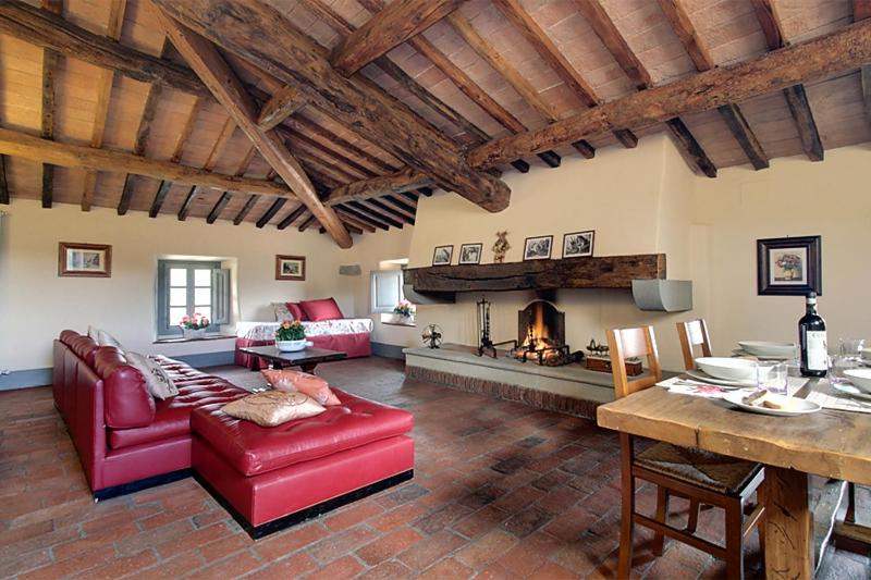 Et opholdsområde på Villa Casaglia 2apartment With Shared Pool