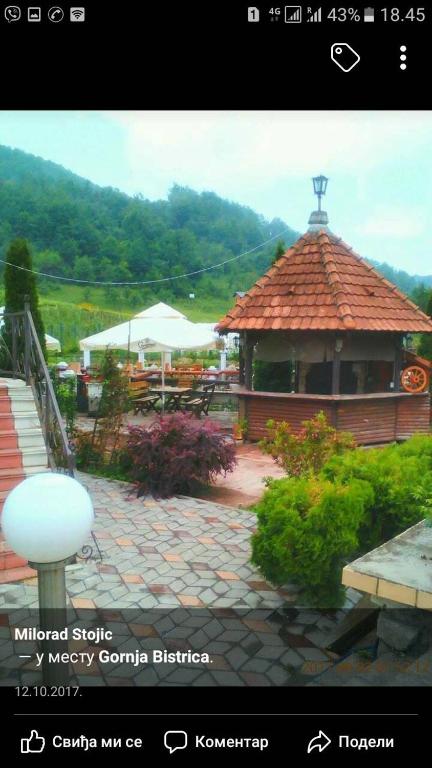 Nespecifikovaný výhled na hory nebo výhled na hory při pohledu z motelu