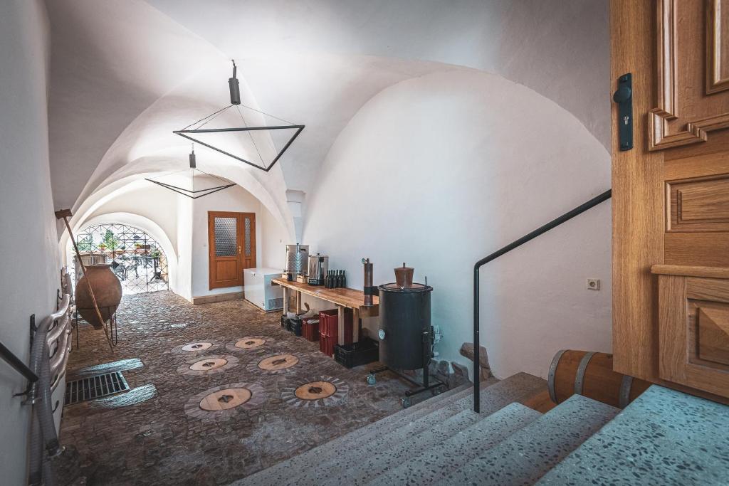 Pokój z łukiem i pokój z pączkami na podłodze w obiekcie Renesanční vinařský dům v historickém centru Znojma w Znojmie