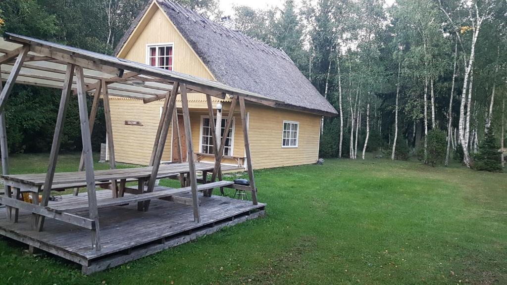 una pequeña casa con porche en un patio en Marta-Lovise puhkemaja Kristiine, en Kipi