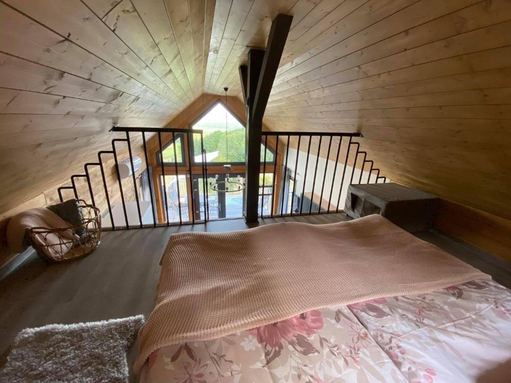 Un pat sau paturi într-o cameră la Domek w Widokowej Osadzie