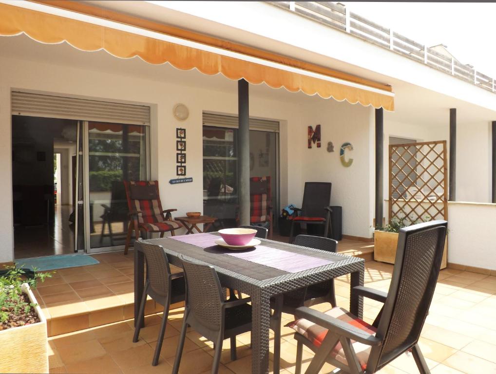 une terrasse avec une table et des chaises. dans l'établissement Encantadora casa en la playa, parque natural Delta del Ebro, à Amposta