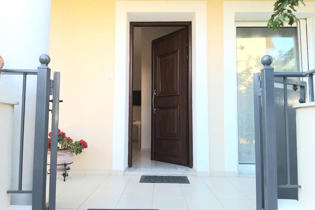 Fotografia z galérie ubytovania New, bright, cozy, autonomous apartment with private entrance and garden, 42 m2, 5min to the beach and city center v destinácii Kalamata