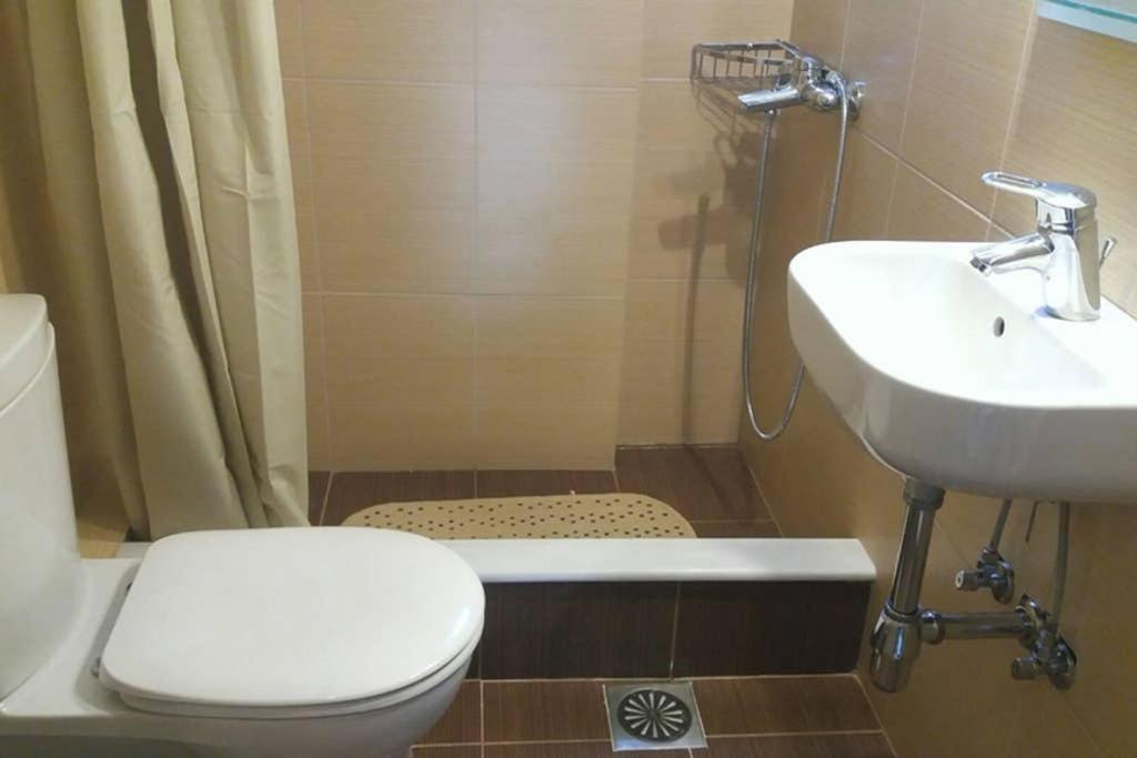 Kúpeľňa v ubytovaní New, bright, cozy, autonomous apartment with private entrance and garden, 42 m2, 5min to the beach and city center