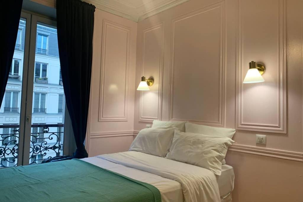 PARIS 5 district LUXEMBOURG GARDENS房間的床