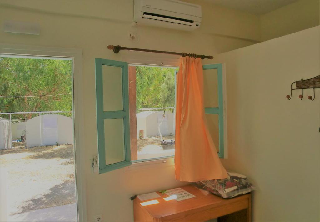 Galería fotográfica de Santorini Camping/Rooms en Fira