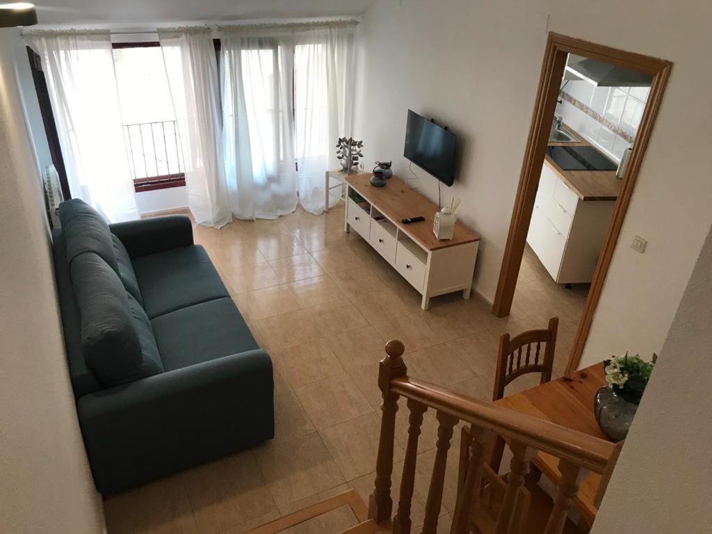 - un salon avec un canapé et une télévision dans l'établissement Apartamento dúplex en el centro de Huesca, à Huesca