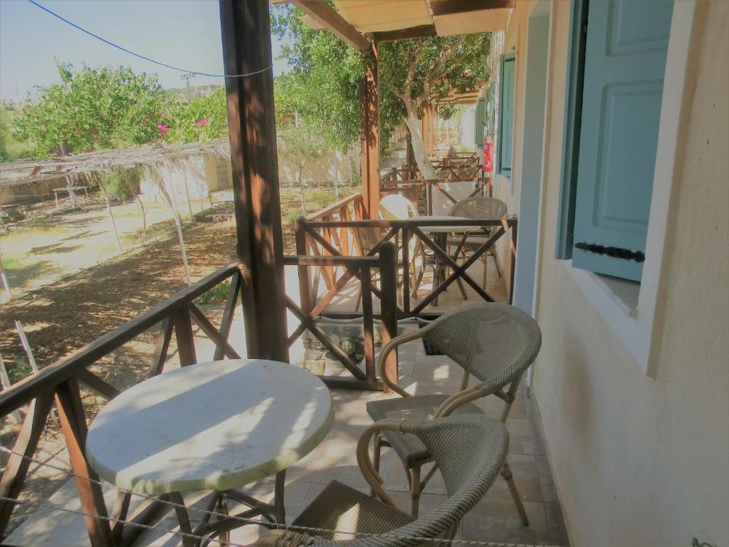 Un balcón o terraza en Santorini Camping/Rooms