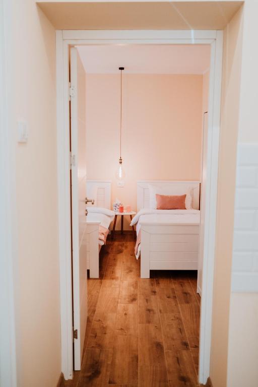 Ένα ή περισσότερα κρεβάτια σε δωμάτιο στο Apartman Cute&Cosy Lux