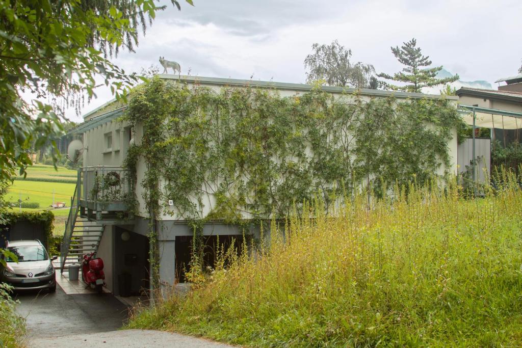 ein Haus mit einem davor geparkt in der Unterkunft Am sonnigen Waldrand in Innsbruck