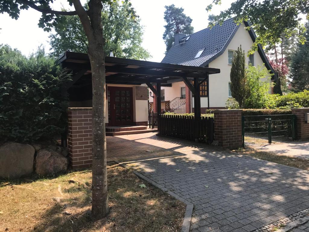 ein Haus mit einem Pavillon davor in der Unterkunft Ferienhaus an den Moorwiesen in Bad Saarow