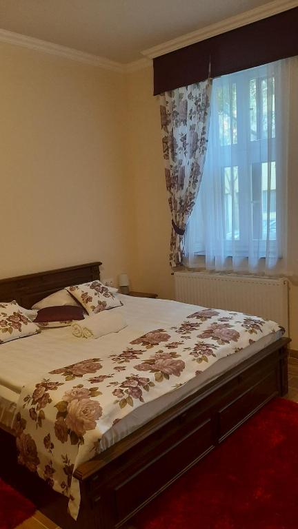Posteľ alebo postele v izbe v ubytovaní Toscana Apartman