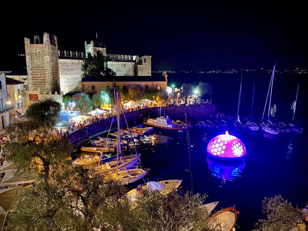 Fotografia z galérie ubytovania Albergo Gardesana v destinácii Torri del Benaco
