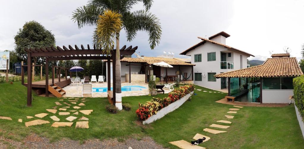 dom z dziedzińcem z basenem w obiekcie Pousada Recanto do Lago 2 w mieście Capitólio
