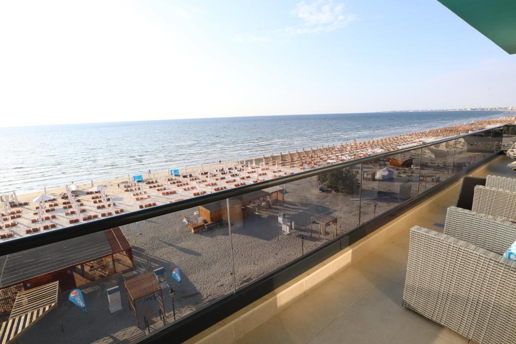 uitzicht op het strand vanaf het balkon van een resort bij PANORAMIS PROMENADA-CEZAR in Mamaia Nord – Năvodari
