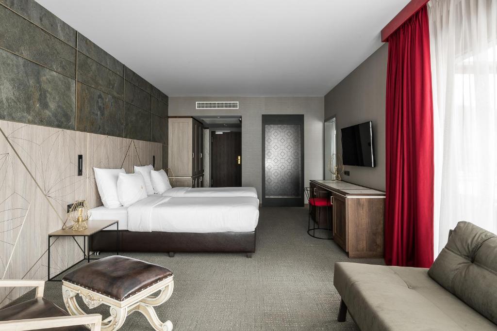 Tempat tidur dalam kamar di Nosalowy Park Hotel & Spa