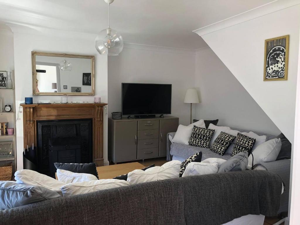 ein Wohnzimmer mit einem Sofa und einem TV in der Unterkunft Sonas Luxury Living in Dungarvan