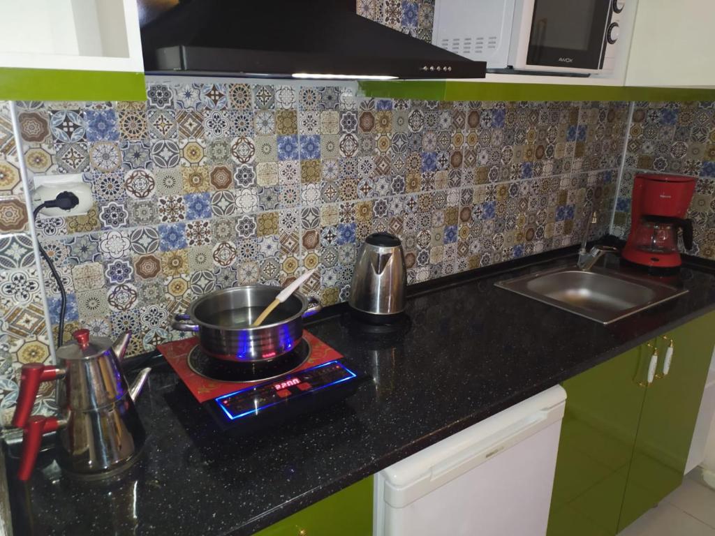 A kitchen or kitchenette at Alanya Damlataş Apart