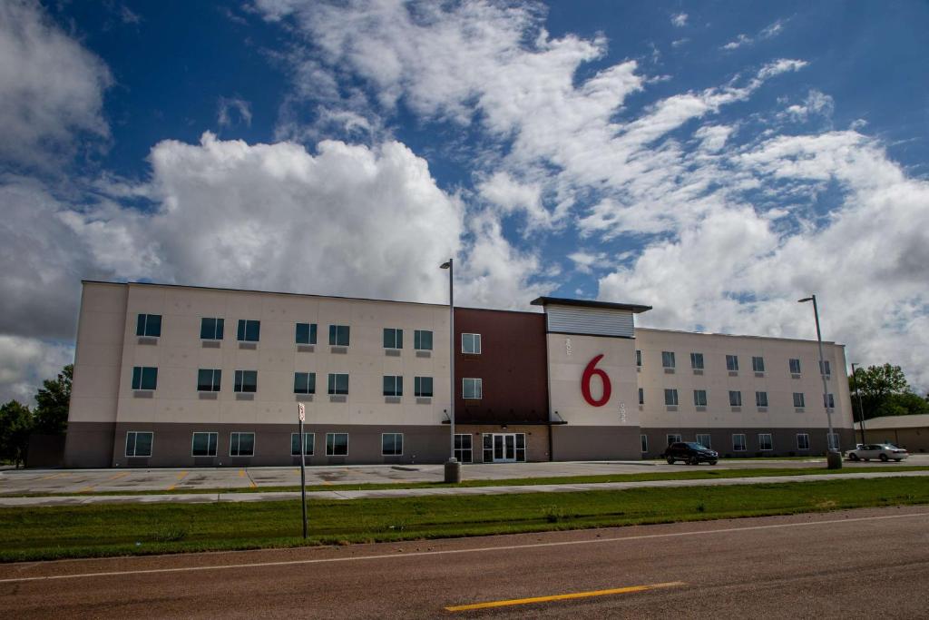 um grande edifício com o lado dele em Studio 6 North Platte - East em North Platte