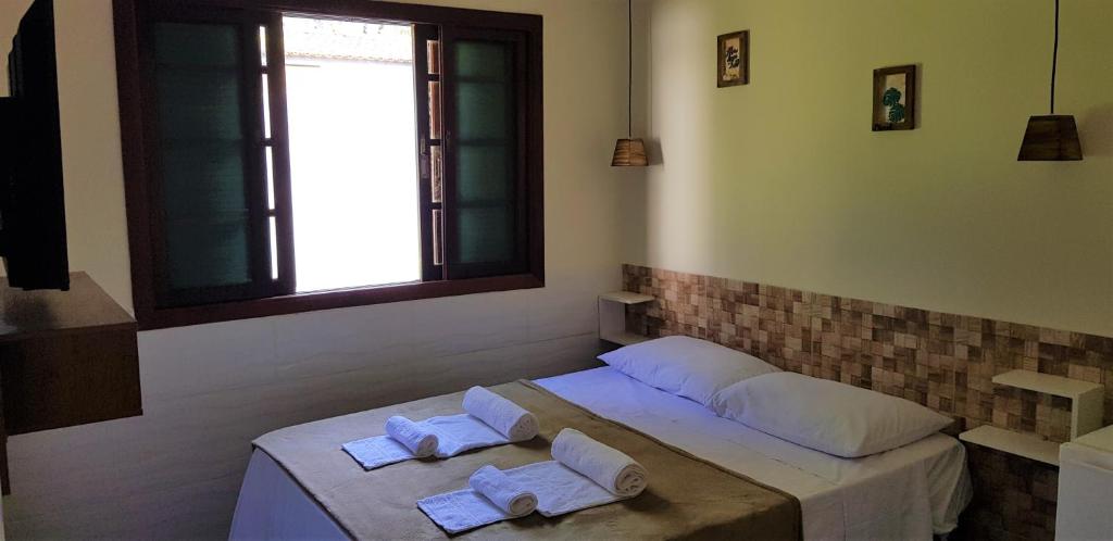 Un pat sau paturi într-o cameră la Suíte Lázaro