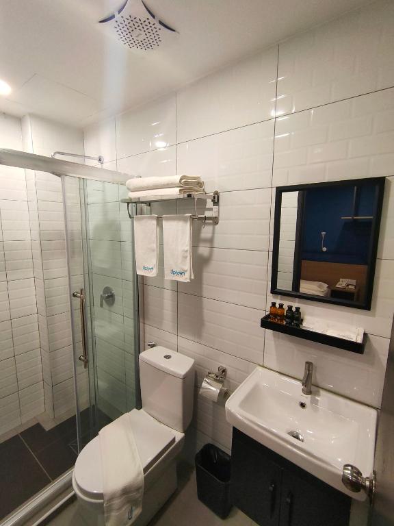 Koupelna v ubytování Uptown Hotel