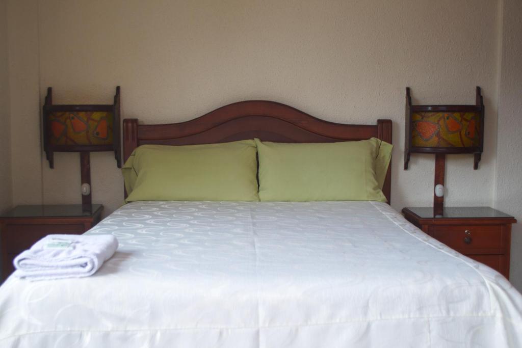 Postel nebo postele na pokoji v ubytování Hostal Monte Carmelo
