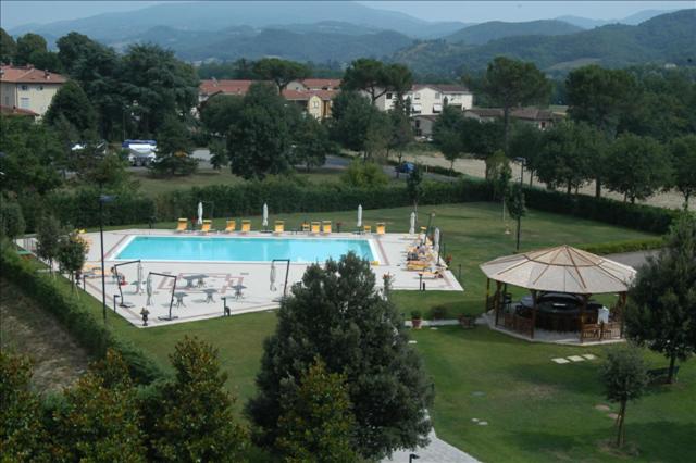 Bazén v ubytování Park Hotel Ripaverde nebo v jeho okolí