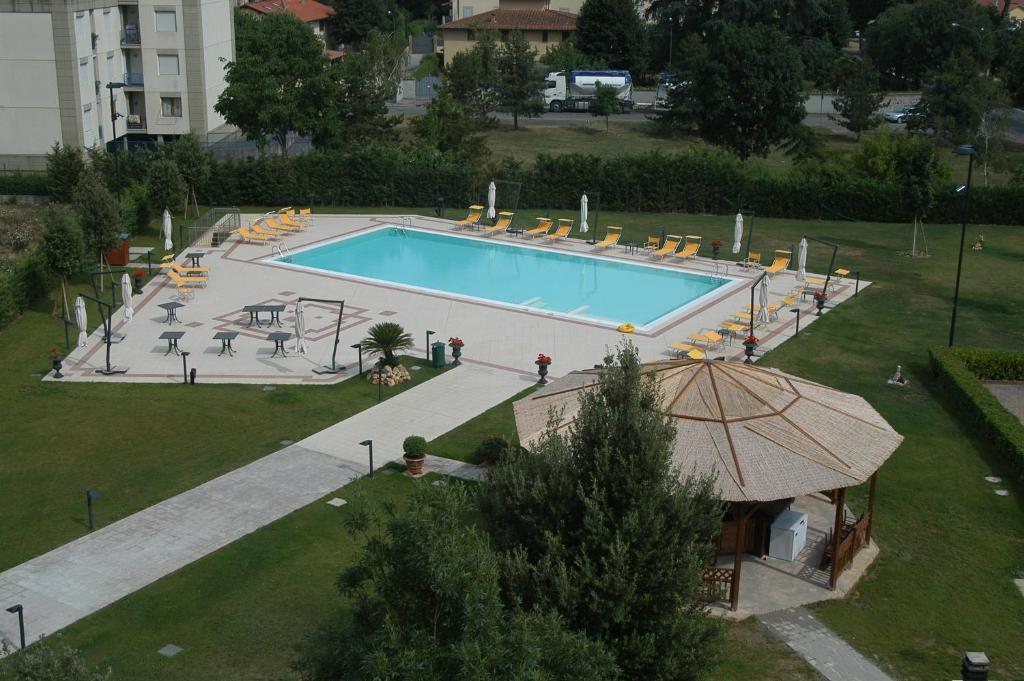 Bazén v ubytování Park Hotel Ripaverde nebo v jeho okolí