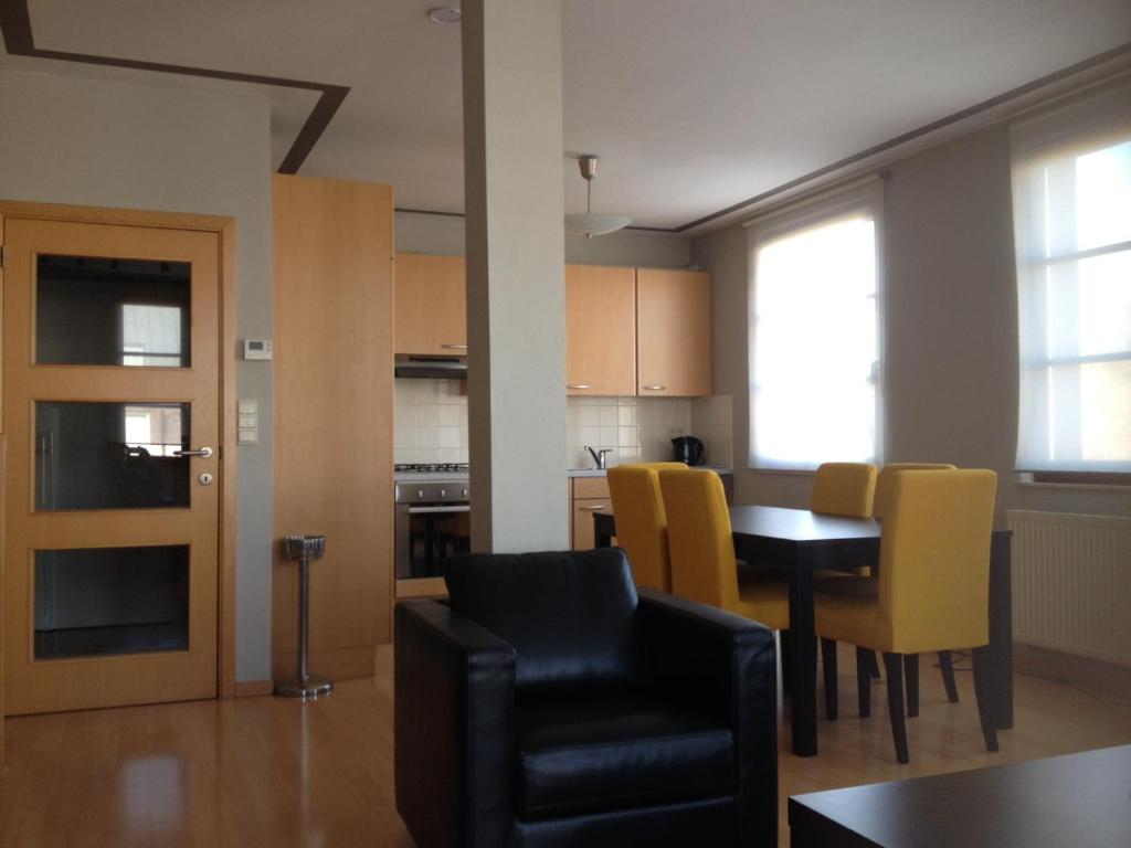 19 Brussels Expo - Two-Bedroom Apartment With Balcony