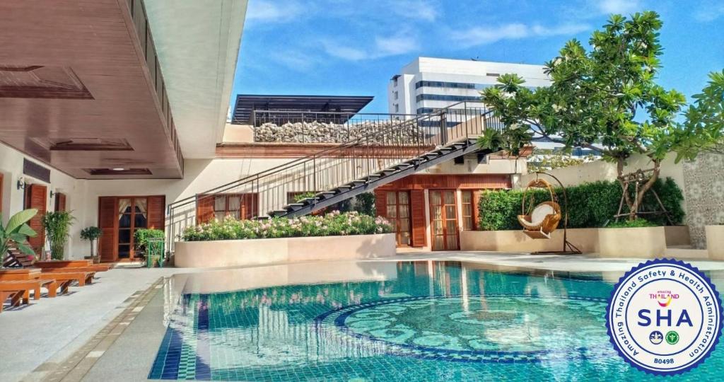 una piscina frente a un edificio en Evergreen Laurel Hotel Bangkok, en Bangkok